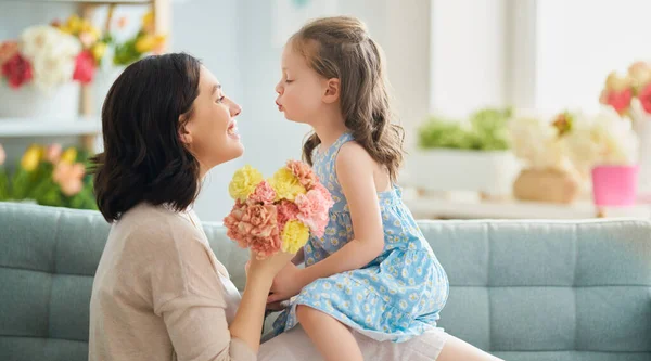 Szczęśliwego Dnia Matki Córka Gratuluje Mamie Daje Jej Kwiaty Mama — Zdjęcie stockowe