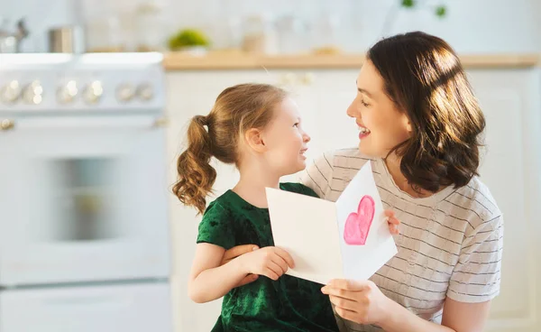 Alles Gute Zum Muttertag Die Tochter Gratuliert Der Mutter Und — Stockfoto