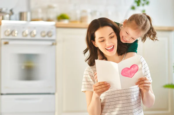 Szczęśliwego Dnia Matki Córka Gratuluje Mamie Daje Pocztówkę Mama Dziewczyna — Zdjęcie stockowe