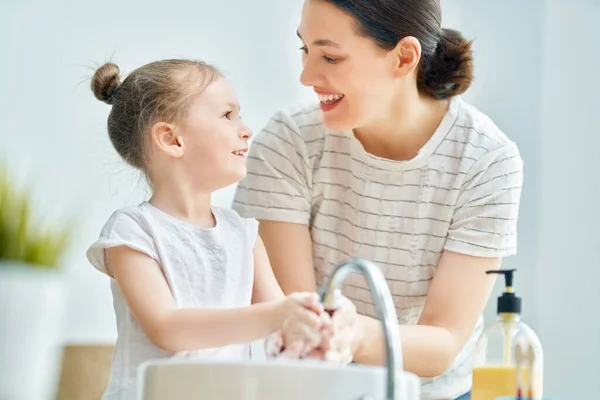 Söt Liten Flicka Och Hennes Mamma Tvättar Händerna Skydd Mot — Stockfoto