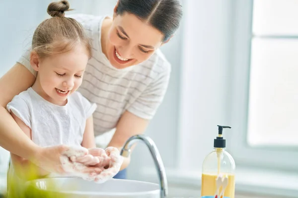 Söt Liten Flicka Och Hennes Mamma Tvättar Händerna Skydd Mot — Stockfoto