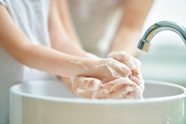 Niño Adulto Lavan Las Manos Protección Contra Infecciones Virus Cerca —  Fotos de Stock