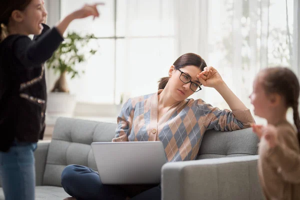 Een Vrouw Die Aan Een Laptop Werkt Rumoerige Kinderen Thuiswerk — Stockfoto