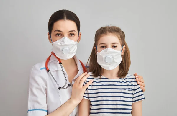 코로나 바이러스와 유행하는 물기를 의사와아이 바이러스와 Covid 2019 — 스톡 사진
