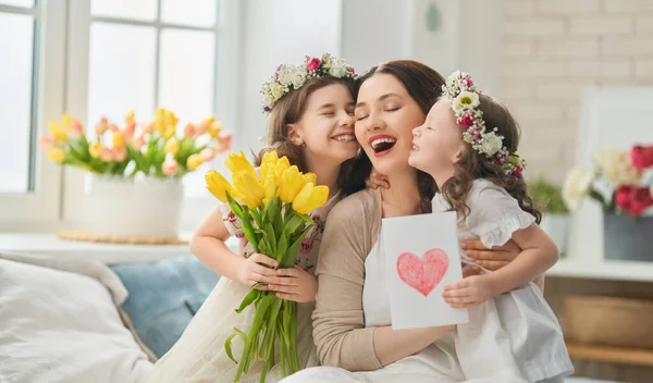 Gelukkige Moederdag Kinderen Feliciteren Mama Mama Dochters Glimlachend Knuffelend Familie — Stockfoto