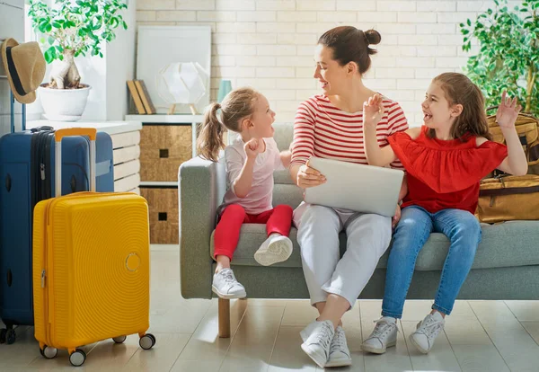 Una Aventura Familia Feliz Preparándose Para Viaje Mamá Hijas Están —  Fotos de Stock