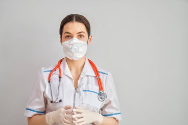 Coronavirus ve grip salgını sırasında maske takan bir doktor. Virüs ve hastalık koruması, ev karantinası. COVID-2019                               