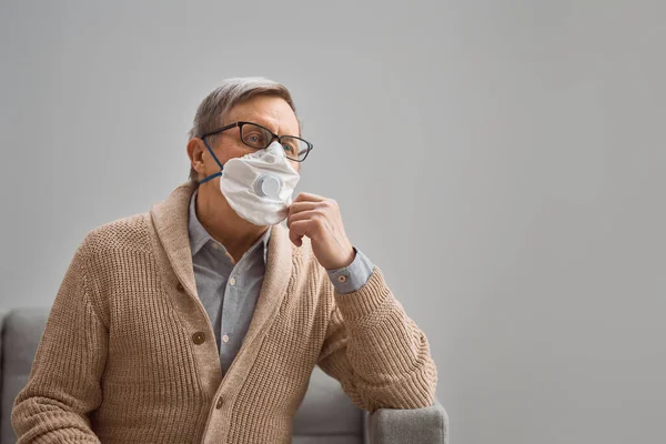 Hombre Viejo Usando Mascarilla Facial Durante Coronavirus Brote Gripe Protección — Foto de Stock