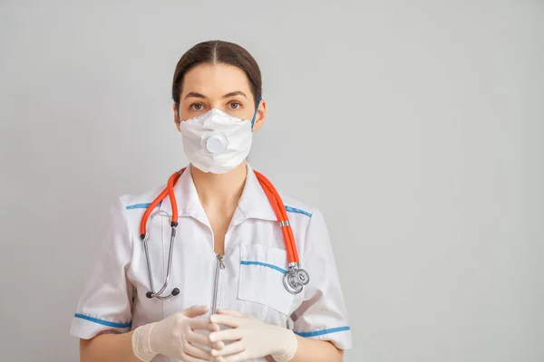 Coronavirus Grip Salgını Sırasında Maske Takan Bir Doktor Virüs Hastalık — Stok fotoğraf