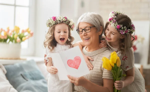 Gelukkige Moederdag Kinderen Dochters Zijn Felicitaties Oma Geven Haar Bloemen — Stockfoto