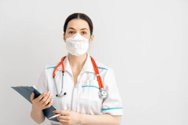 Coronavirus ve grip salgını sırasında maske takan bir doktor. Virüs ve hastalık koruması, ev karantinası. COVID-2019   