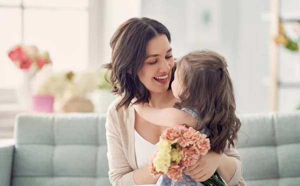 Gelukkige Moederdag Kind Dochter Feliciteert Moeder Geeft Haar Bloemen Mam — Stockfoto