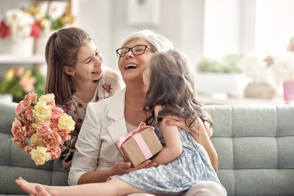 Gelukkige Moederdag Kinderen Dochters Zijn Felicitaties Oma Geven Haar Bloemen — Stockfoto