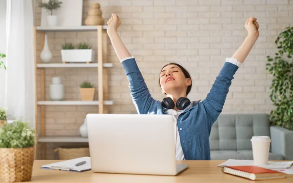 Glücklich Lässige Schöne Frau Die Hause Laptop Arbeitet — Stockfoto