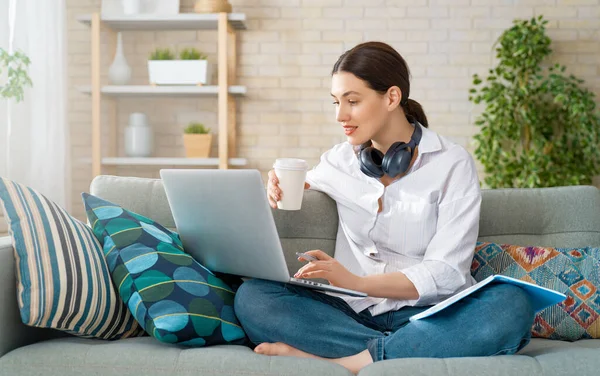 Feliz Mulher Bonita Casual Trabalhando Laptop Casa — Fotografia de Stock