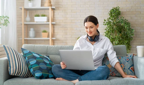 Glücklich Lässige Schöne Frau Die Hause Laptop Arbeitet — Stockfoto