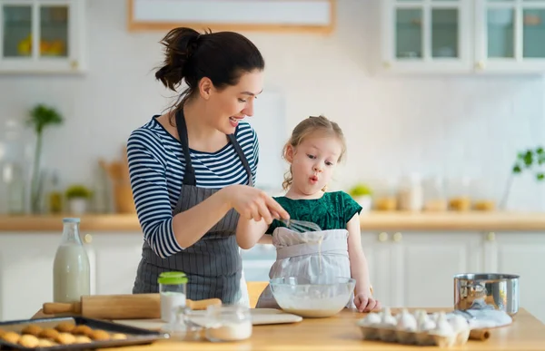 Feliz Familia Amorosa Están Preparando Panadería Juntos Madre Hija Niña — Foto de Stock