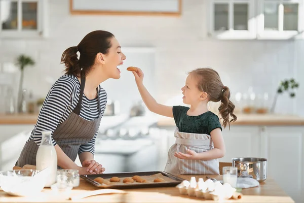 Szczęśliwa Kochająca Się Rodzina Przygotowuje Razem Piekarnię Matka Córka Dziewczynka — Zdjęcie stockowe