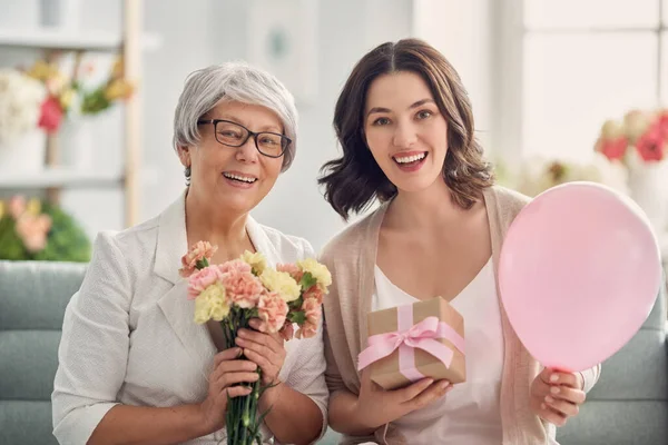 Alles Gute Zum Muttertag Schöne Junge Frau Und Ihre Mutter — Stockfoto