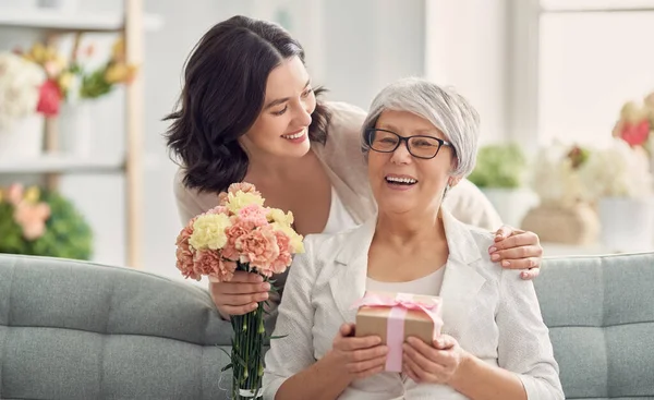 Boldog Anyák Napját Gyönyörű Fiatal Anyja Virágok Ajándék Doboz Otthon — Stock Fotó