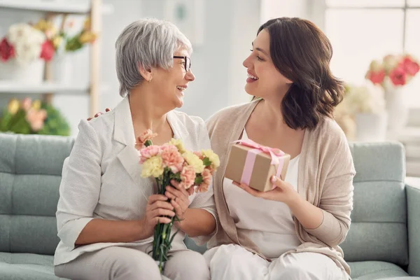 Boldog Anyák Napját Gyönyörű Fiatal Anyja Virágok Ajándék Doboz Otthon — Stock Fotó