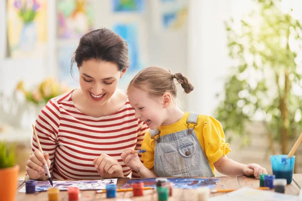 Mutlu Bir Aile Anne Kızı Birlikte Resim Yapıyorlar Yetişkin Bir — Stok fotoğraf