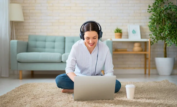 Gelukkig Casual Mooi Vrouw Werken Een Laptop Thuis — Stockfoto