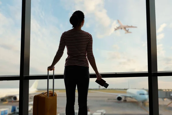 Avontuur Jonge Mooie Vrouw Kijkt Naar Een Vliegtuig Luchthaven — Stockfoto