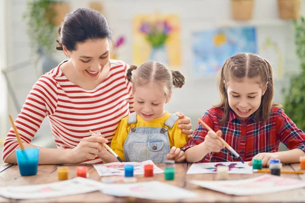 Família Feliz Mãe Filhas Pintando Juntas Mulher Adulta Ajudando Menina — Fotografia de Stock