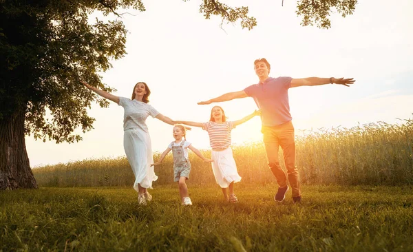 Família Feliz Passeio Verão Mãe Pai Filhas Caminhando Parque Desfrutando — Fotografia de Stock