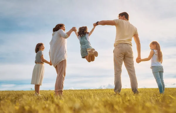 Família Feliz Passeio Verão Mãe Pai Filhas Caminhando Parque Desfrutando — Fotografia de Stock