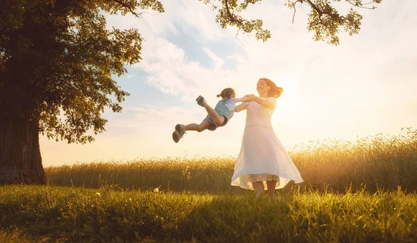 Glückliche Familie Auf Sommerwanderung Mutter Und Tochter Spazieren Park Und — Stockfoto