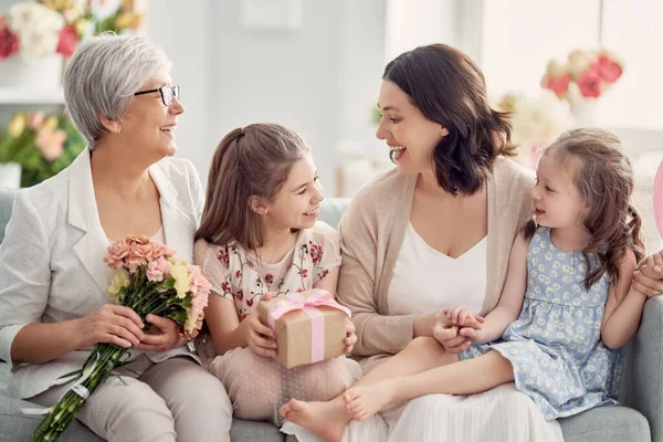 Šťastný Den Matek Děti Blahopřejí Mamince Babičce Jim Dávají Květiny — Stock fotografie