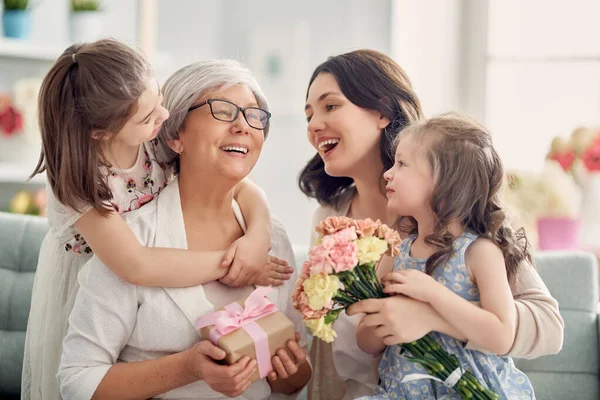 Feliz Día Madre Las Hijas Los Niños Están Felicitando Mamá —  Fotos de Stock