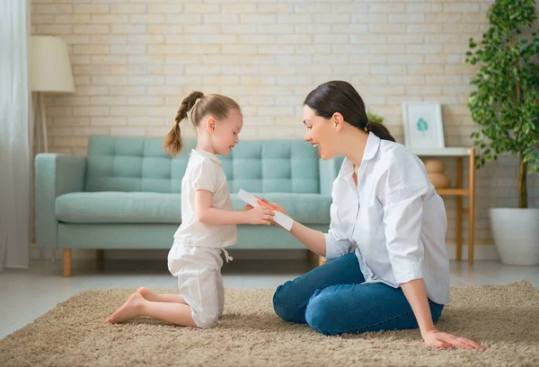 Happy Mother Day Child Daughter Congratulating Mom Giving Her Postcard — Stock Photo, Image