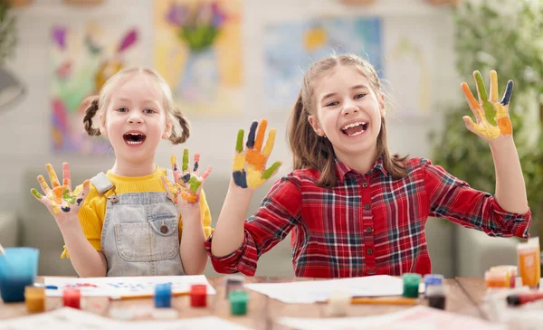 Los Niños Felices Están Pintando Casa Las Chicas Están Siendo —  Fotos de Stock