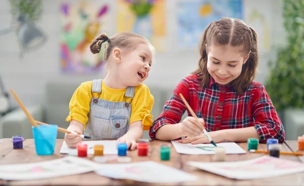 Glada Barn Målar Hemma Flickorna Kreativa Arbete Sitter Vid Skrivbordet — Stockfoto