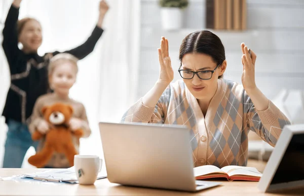 Kvinna Som Arbetar Bärbar Dator Bullriga Barn Och Distansarbete Hemifrån — Stockfoto