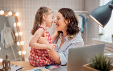 Kadın ev atölyesinde çalışıyor. Küçük işletme kavramı. Anne ve kızı..                                