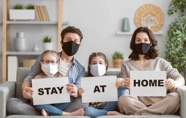 Familie Draagt Gezichtsmaskers Tijdens Coronavirus Griepuitbraak Virus Ziektebescherming Quarantaine Covid — Stockfoto