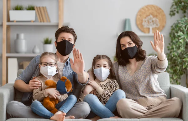 Familie Draagt Gezichtsmaskers Tijdens Coronavirus Griepuitbraak Virus Ziektebescherming Quarantaine Covid — Stockfoto