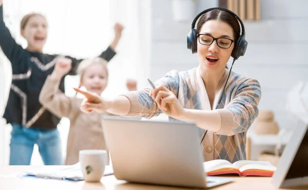 Junge Mutter Mit Kindern Arbeitet Computer Familie Hause Fernbedienung — Stockfoto