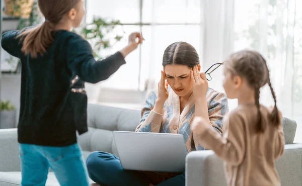 Una Donna Che Lavora Portatile Bambini Rumorosi Lavoro Distanza Casa — Foto Stock