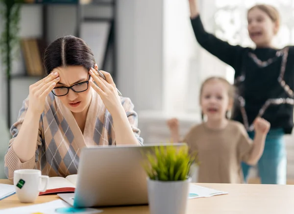 Frau Arbeitet Einem Laptop Laute Kinder Und Fernarbeit Von Hause — Stockfoto