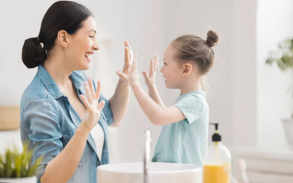 Słodka Dziewczynka Jej Matka Myją Ręce Ochrona Przed Zakażeniami Wirusami — Zdjęcie stockowe