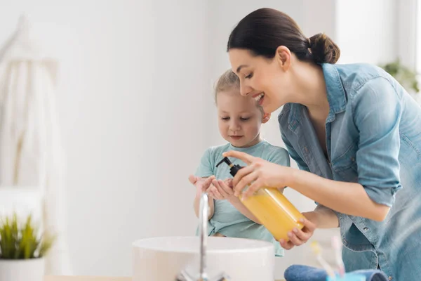 Uma Menina Bonita Sua Mãe Estão Lavando Mãos Protecção Contra — Fotografia de Stock