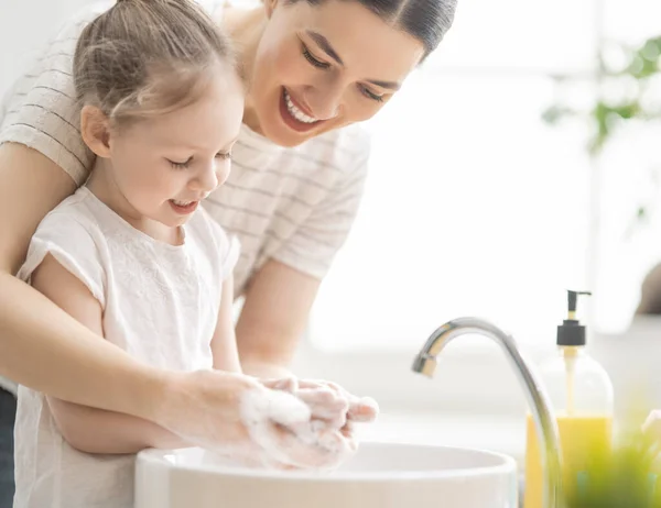 Söt Liten Flicka Och Hennes Mamma Tvättar Händerna Skydd Mot — Stockfoto