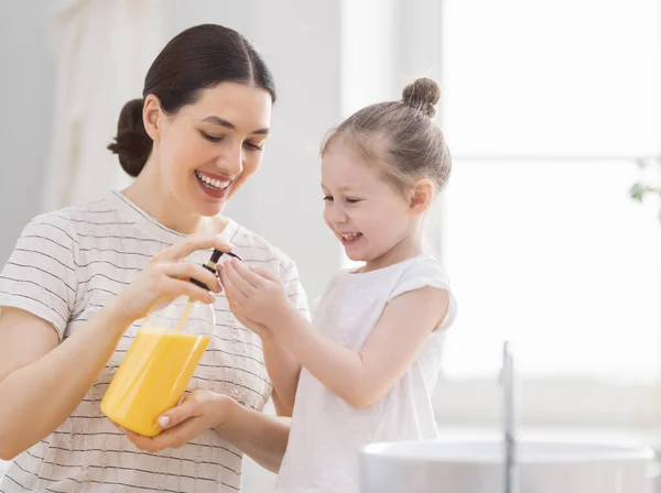 Een Schattig Klein Meisje Haar Moeder Wassen Hun Handen Bescherming — Stockfoto