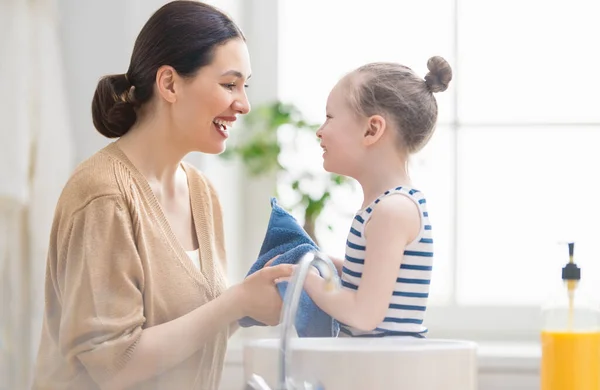 Una Linda Niña Madre Lavan Las Manos Protección Contra Infecciones — Foto de Stock