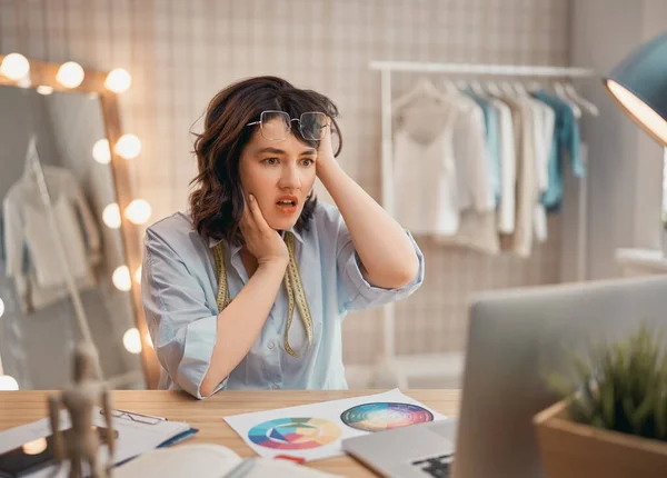 Mujer Está Nerviosa Taller Trabajo Duro Fatiga — Foto de Stock